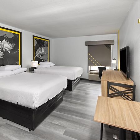 Super 8 By Wyndham Alexandria La Hotel Luaran gambar