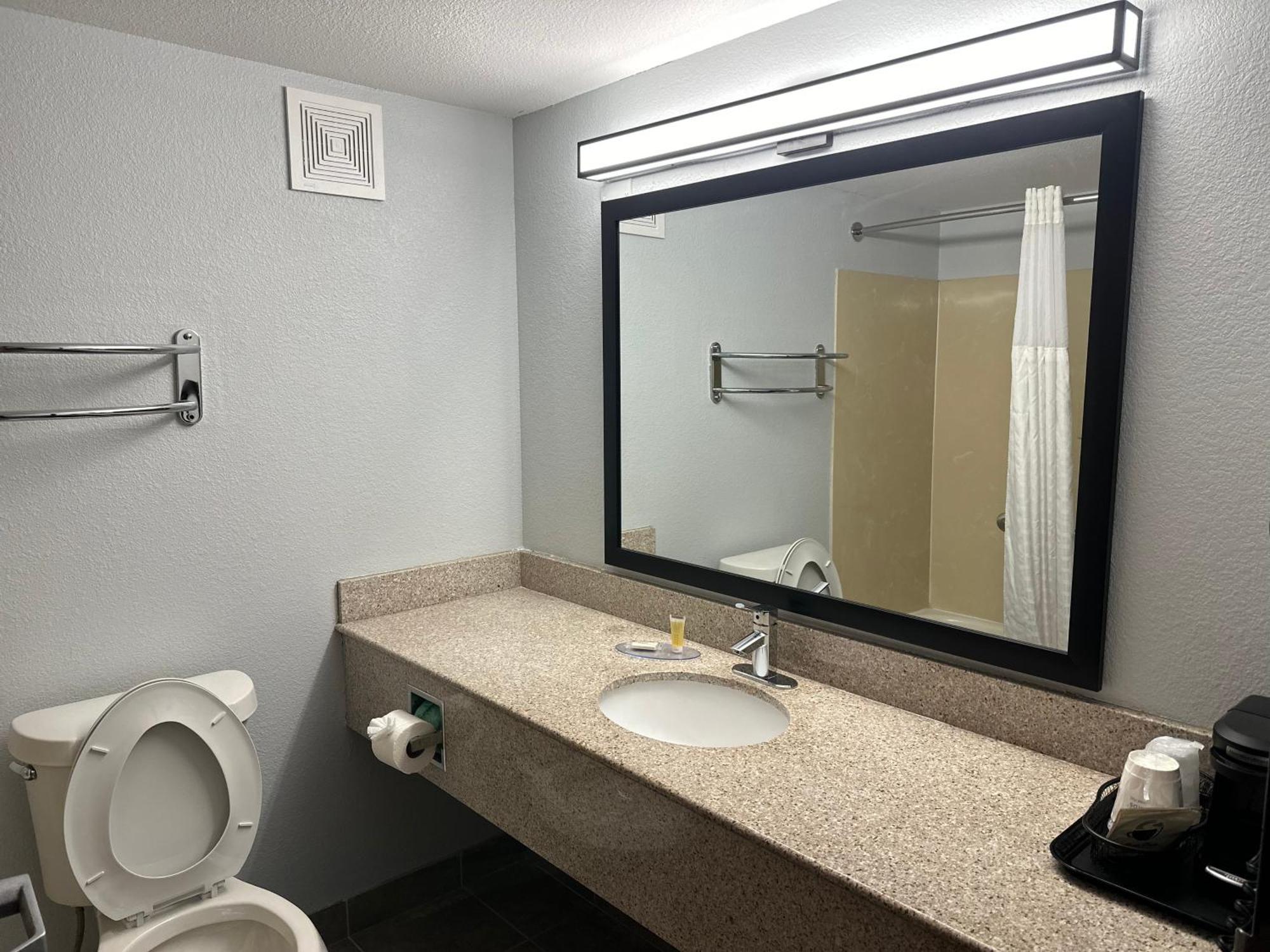 Super 8 By Wyndham Alexandria La Hotel Luaran gambar