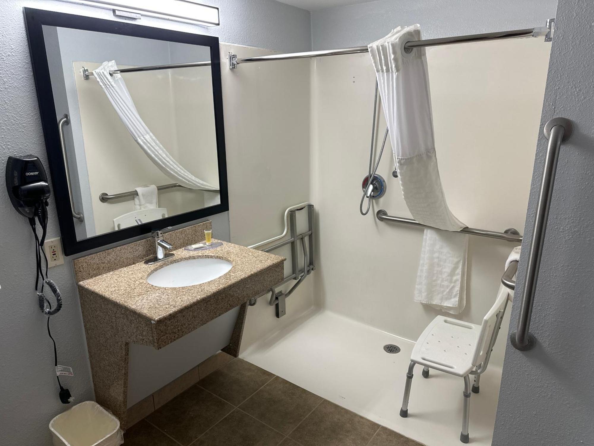 Super 8 By Wyndham Alexandria La Hotel Luaran gambar