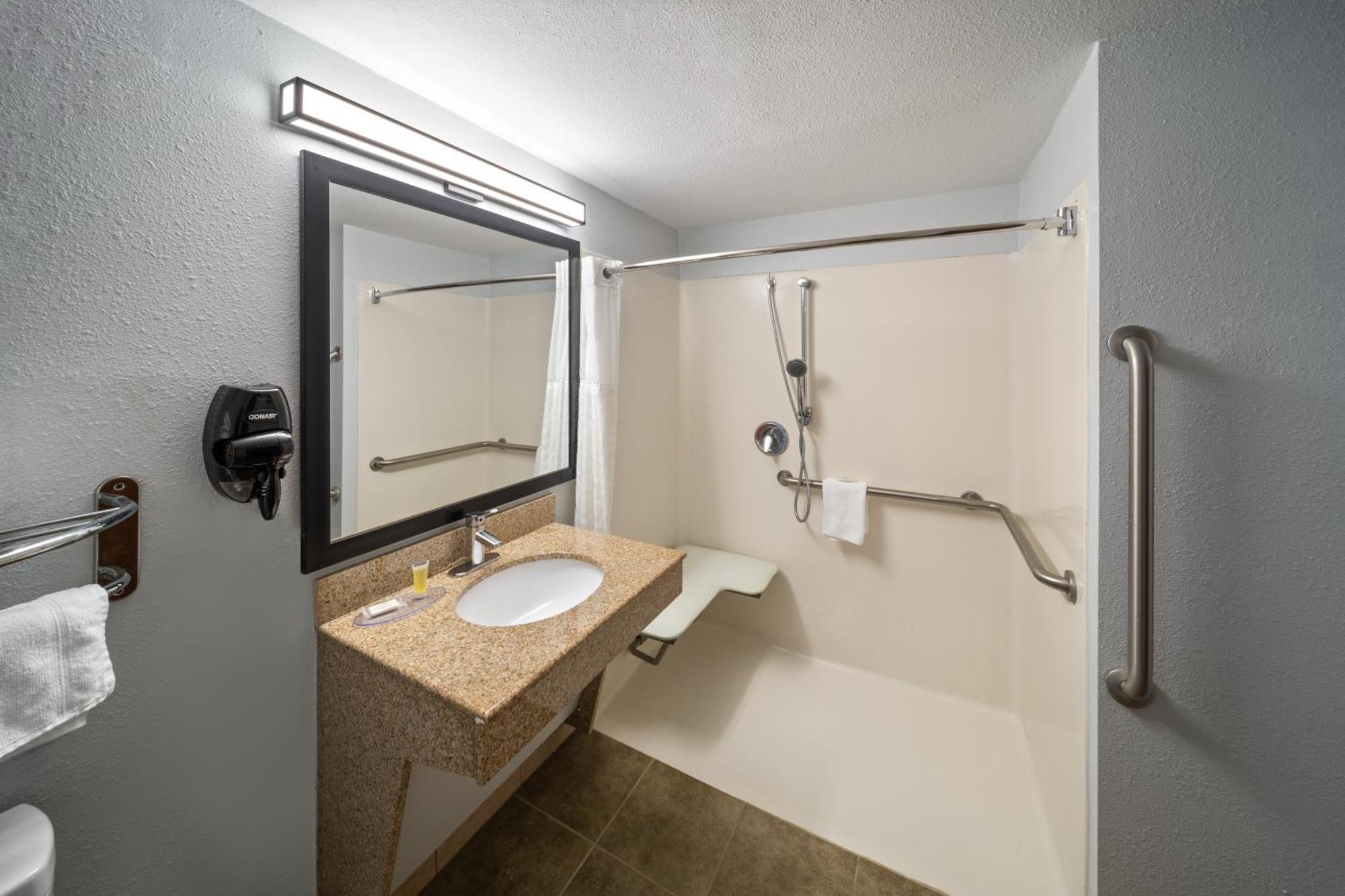 Super 8 By Wyndham Alexandria La Hotel Luaran gambar